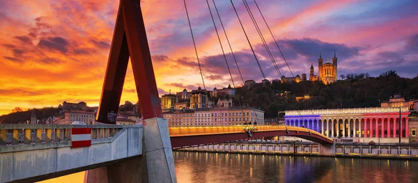 Uitzicht voor footbridge op Saone rivier bij zonsondergang — Stockfoto