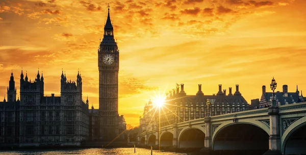 Big Ben og Westminster Bridge i skumringen - Stock-foto