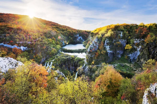 Wodospady w promieniach słońca w Park Narodowy Plitvice — Zdjęcie stockowe
