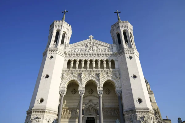 Basilica of Notre-Dame de Fourviere in blue sky. — Stock Photo, Image