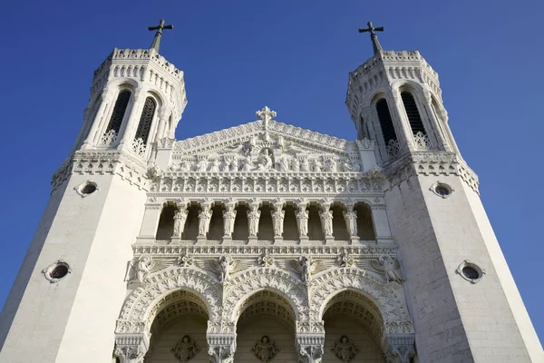 Kuuluisa basilika Notre-Dame de Fourviere . — kuvapankkivalokuva