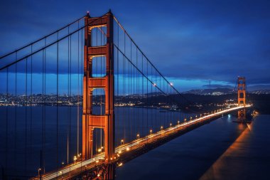 gece ünlü golden gate Köprüsü'nün görünümü