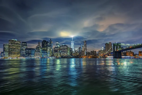 Blick auf Manhattan mit Wolken — Stockfoto