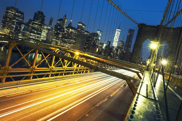 Na ponte de Brooklyn à noite — Fotografia de Stock