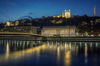 Lyon ve Saone nehir gece görünümü