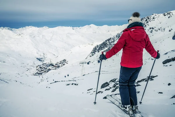 Panorama de Val Thorens con esquiador — Foto de Stock