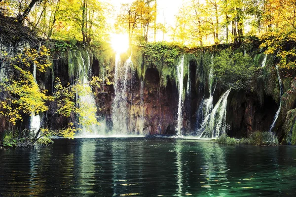 Watervallen In de zon — Stockfoto