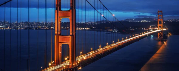 Weergave van de beroemde golden gate bridge per nacht — Stockfoto