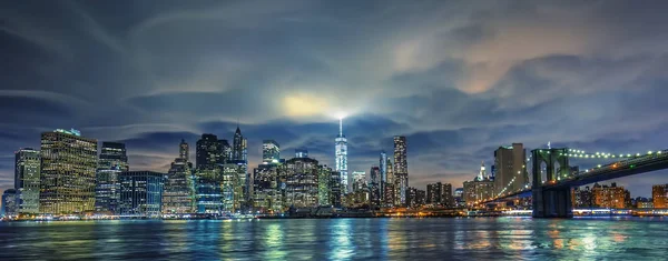 Вид на Манхэттен с облаками — стоковое фото