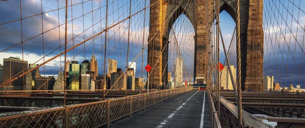 Brooklyn Bridge in the morning light — Stock Photo, Image