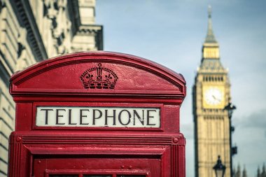 ikonik İngiliz eski kırmızı telefon kulübesi