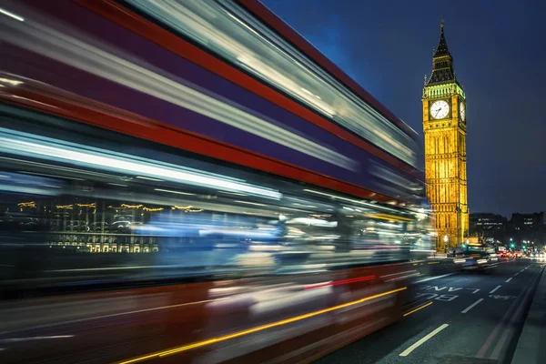 รถบัสบนสะพาน Westminster ในลอนดอน — ภาพถ่ายสต็อก