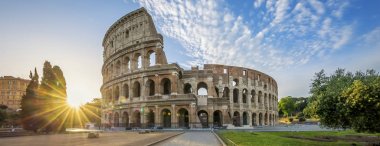 Sabah güneşi ile Roma Colosseum