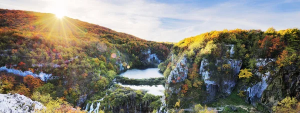Cachoeiras ao sol no Parque Nacional de Plitvice — Fotografia de Stock