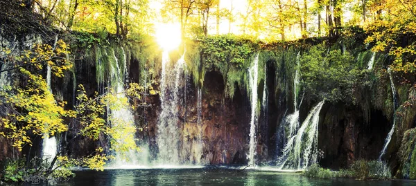 Watervallen In de zon — Stockfoto