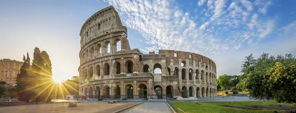 Coliseo en Roma con sol de la mañana — Foto de Stock
