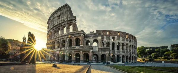 Weergave van Colloseum bij zonsopgang — Stockfoto