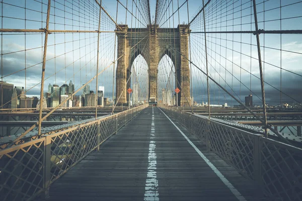 Auf der berühmten Brücke von Brooklyn am Morgen — Stockfoto