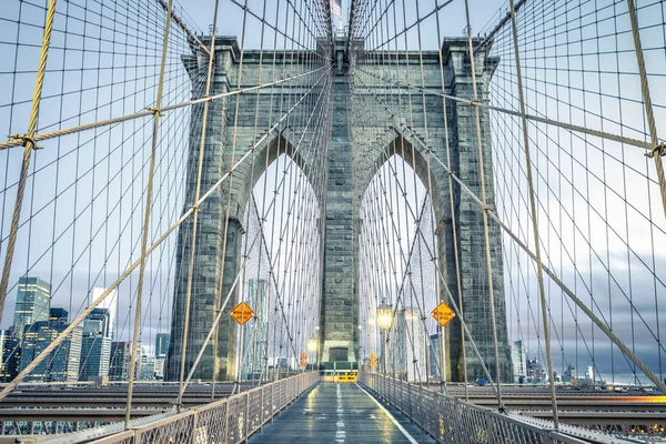 Na famosa Ponte de Brooklyn — Fotografia de Stock
