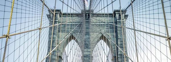 Auf der berühmten brooklyn bridge — Stockfoto