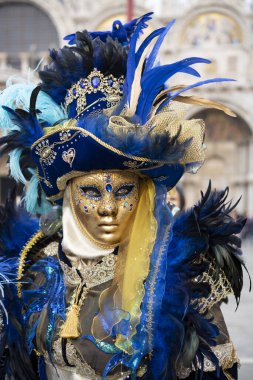 Venedik Karnavalı, sarı maskeli ve mavi gözlü kadın, İtalya