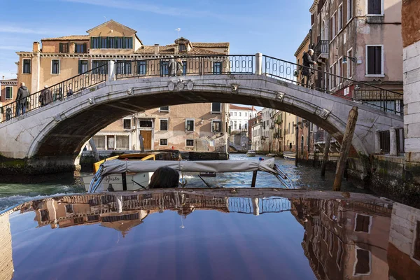 ヴェネツィア イタリア 2020年2月22日 タクシーボートからヴェネツィアで運河の景色 — ストック写真