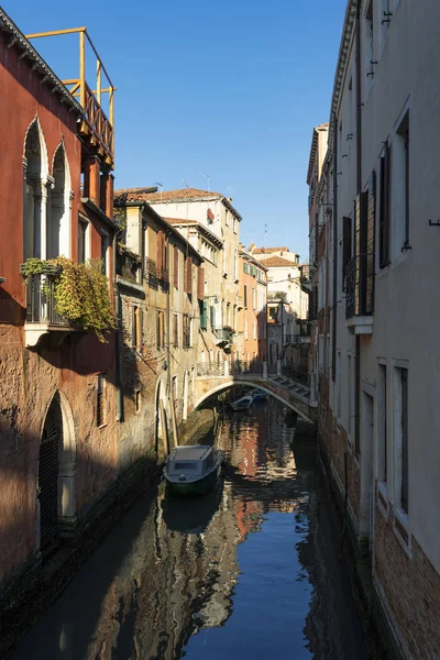 イタリアのヴェネツィアでの歩道橋とボートの垂直ビュー — ストック写真