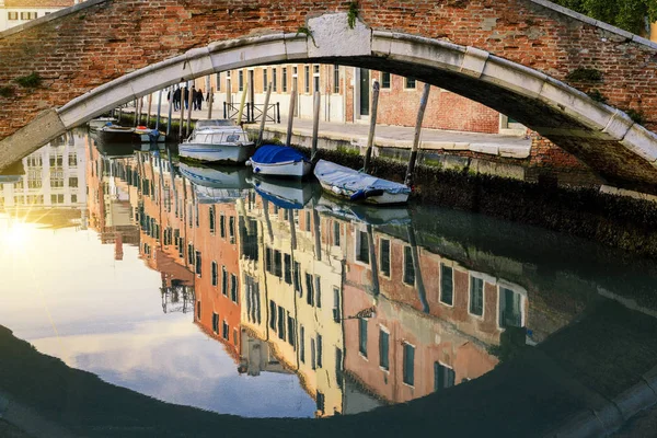 イタリア 日没のヴェネツィアの歩道橋 — ストック写真