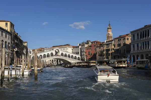 Venecia Italia Febrero 2020 Barcos Puente Rialto Gran Canal Venecia —  Fotos de Stock