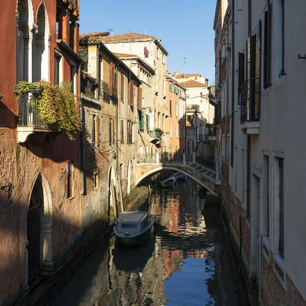 Κάθετη Άποψη Της Πεζογέφυρας Και Του Σκάφους Στη Βενετία Ιταλία — Φωτογραφία Αρχείου