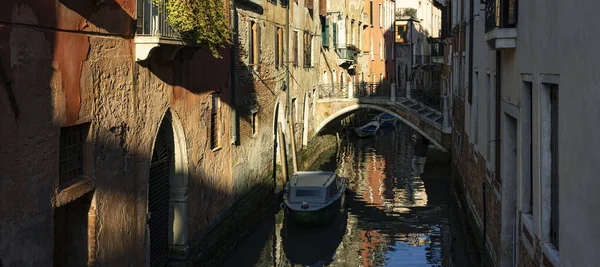 意大利威尼斯的人行桥和船 — 图库照片