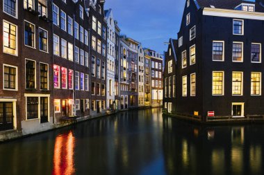 Geceleri tipik Amsterdam evleri, Hollanda