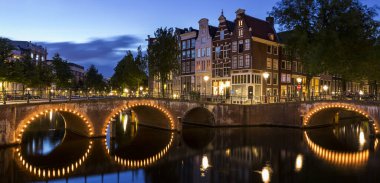 Amsterdam 'da geceleyin ünlü bir köprü, Hollanda