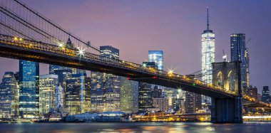 Brooklyn Köprüsü 'nün gece manzarası, New York, ABD