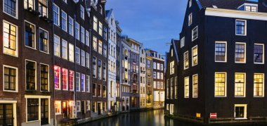Geceleri tipik Amsterdam evleri, Hollanda