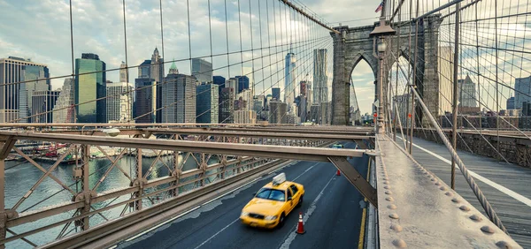 Taxi Puente Brooklyn Nueva York Estados Unidos —  Fotos de Stock