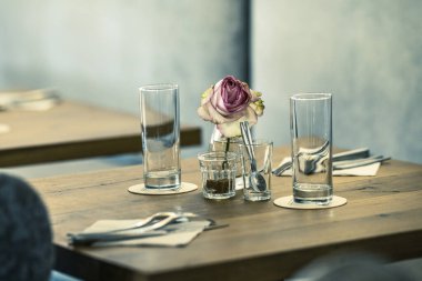 Restoranda çiçekli bir masa manzarası