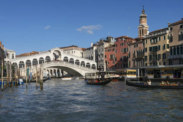Венеция Италия Февраля 2020 Года Лодки Мост Риальто Большом Канале — стоковое фото