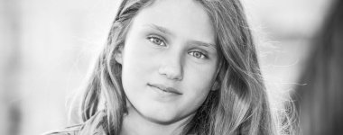 Genç bir kızın portresi, siyah beyaz.