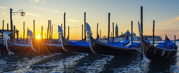 Gondoly Při Východu Slunce Benátky Itálie — Stock fotografie