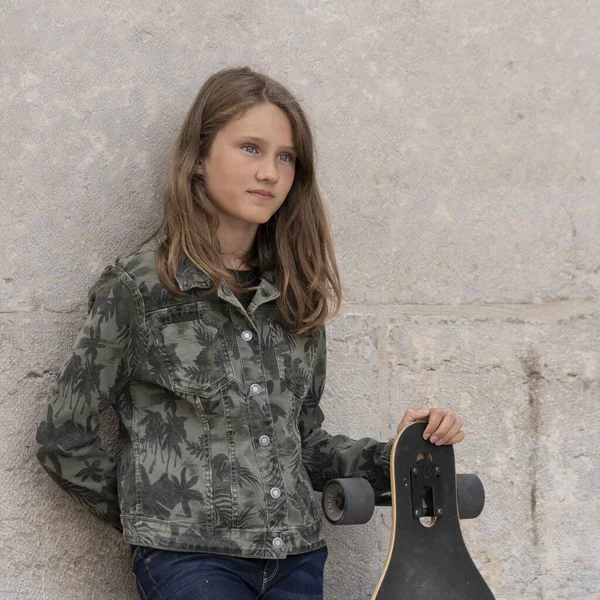 Horisontellt Porträtt Ung Flicka Med Skateboard — Stockfoto