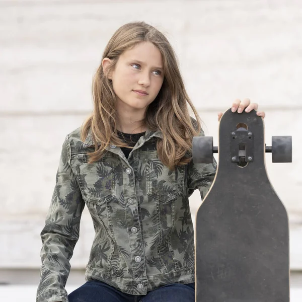 Porträtt Ung Flicka Med Skateboard — Stockfoto