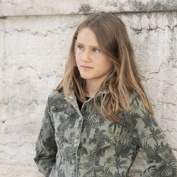 Verticaal Portret Van Tiener Meisje Outdoor — Stockfoto