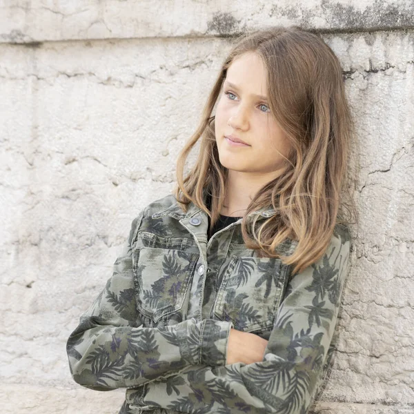 Verticaal Portret Van Jong Meisje Outdoor — Stockfoto