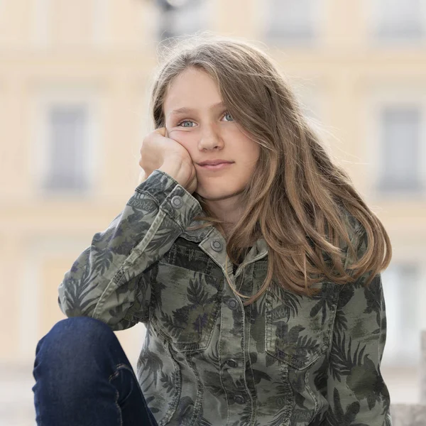 Horisontellt Porträtt Ung Flicka Utomhus — Stockfoto