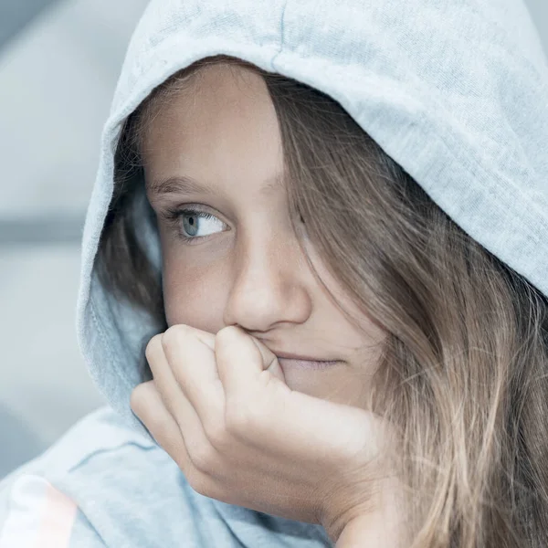 Portret Van Verdrietig Meisje Outdoor — Stockfoto