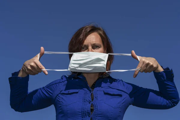 Mujer Puso Una Máscara Con Cielo Azul — Foto de Stock