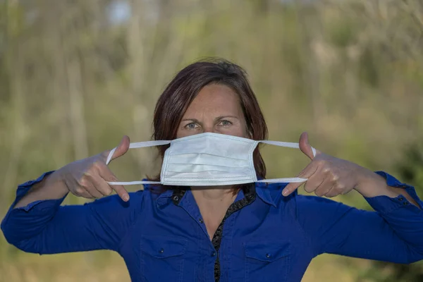 Donna Mette Una Maschera All Aperto — Foto Stock