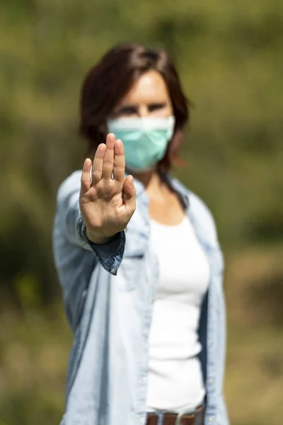 Mujer Usando Máscara Médica Aire Libre — Foto de Stock