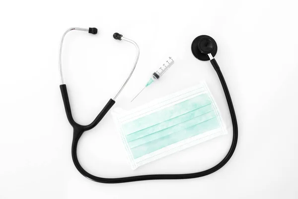 Beyaz Arka Planda Stetoskop Şırınga Maske — Stok fotoğraf